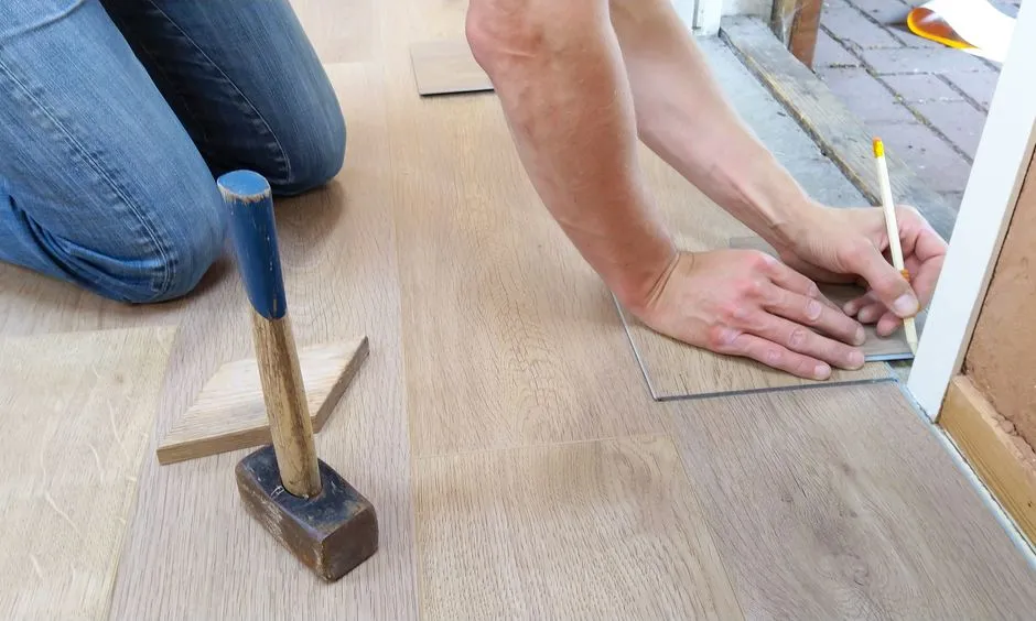 Uniknij 5 błędów przy piance pod panele - poradnik
