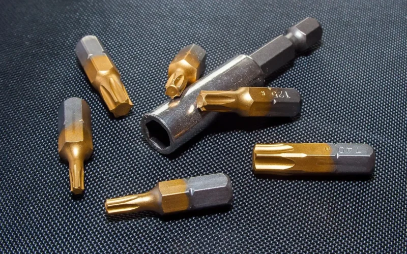 Odkręć Torx bez klucza - 5 domowych patentów bez wiertarki