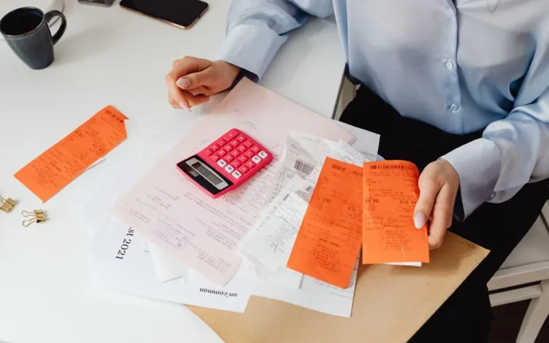Jak negocjować rachunki domowe i obniżyć stałe opłaty o 30%?