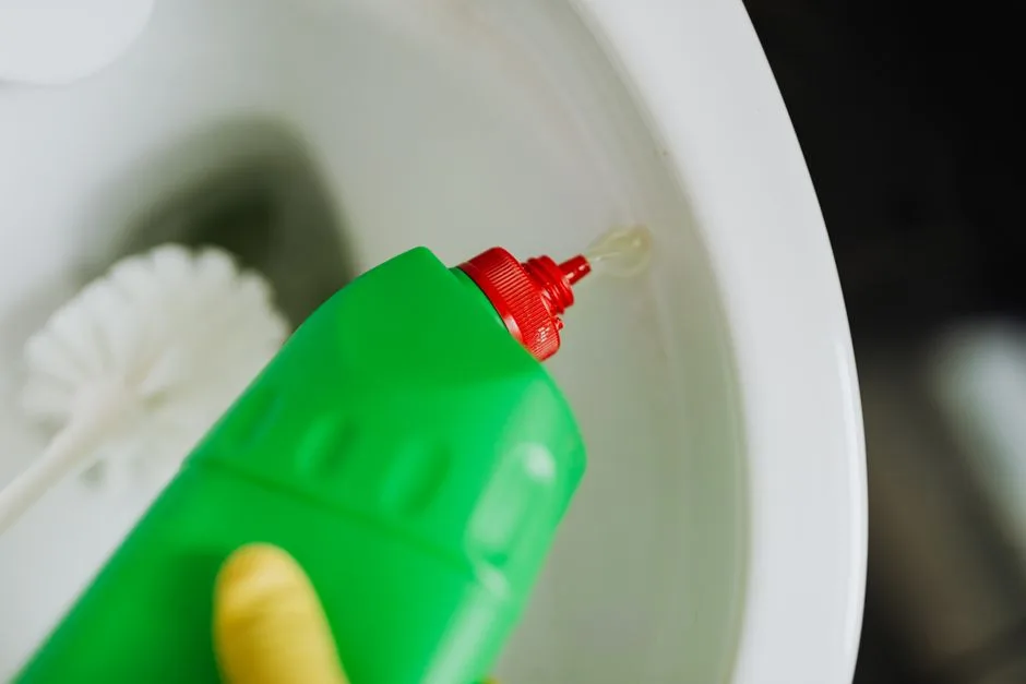 Plastikowa butelka uratuje starą deskę sedesową