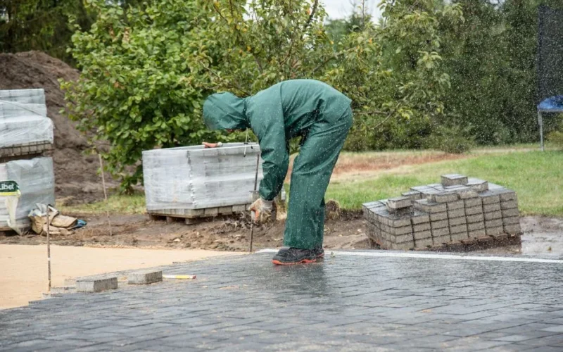 Uniknij 5 błędów przy układaniu kostki brukowej - poradnik 2026