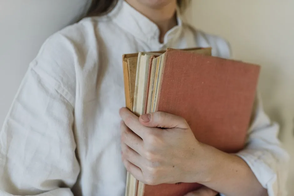 Usuń klej z książki bez uszkodzenia okładki - 5 metod