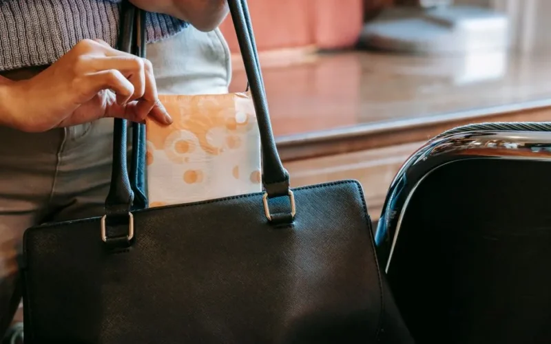 Usuń klej ze skórzanej torebki - 5 domowych, bezpiecznych metod