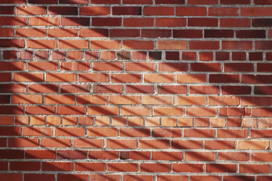 Stara cegła się kruszy? Wybierz klej, który nie odpadnie