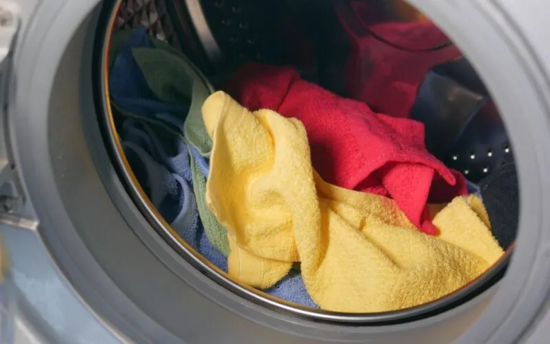 Pralka śmierdzi stęchlizną? 5 domowych sposobów na świeżość