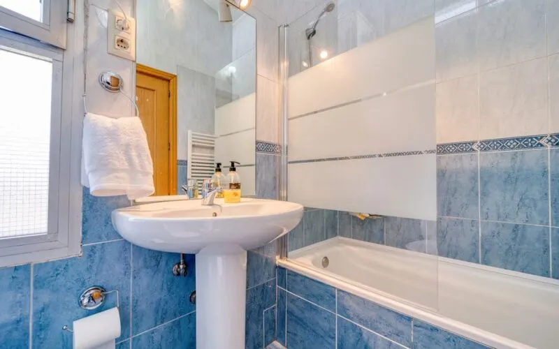 Uporczywy osad z kamienia w łazience - 5 domowych trików