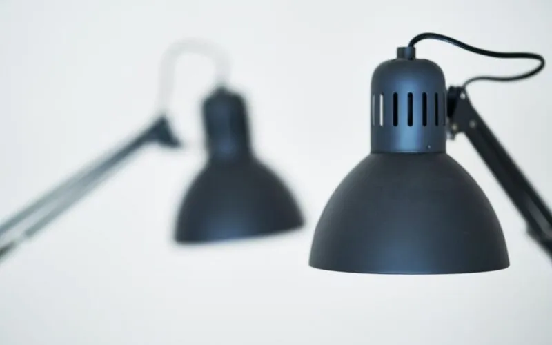 Lampa do czytania 2026 - jak dobrać moc, barwę i styl