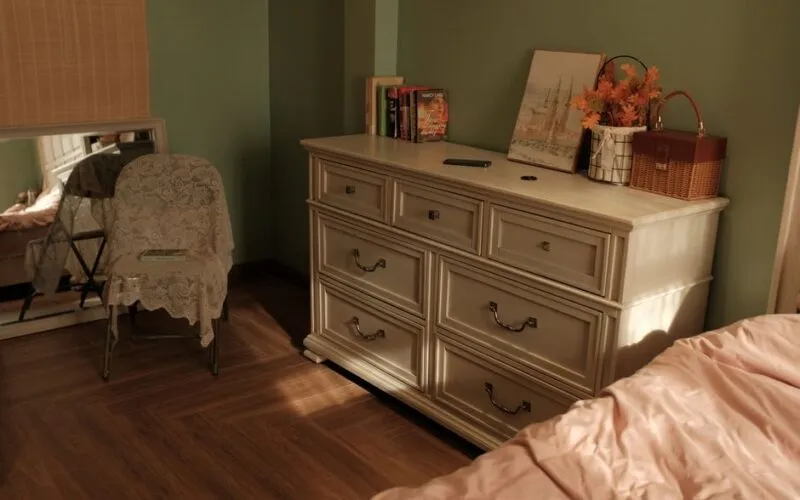 Shabby chic komoda - poradnik krok po kroku odnowy mebla