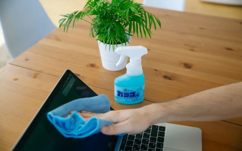 Ratuj laptopa - 5 bezpiecznych metod usuwania kleju