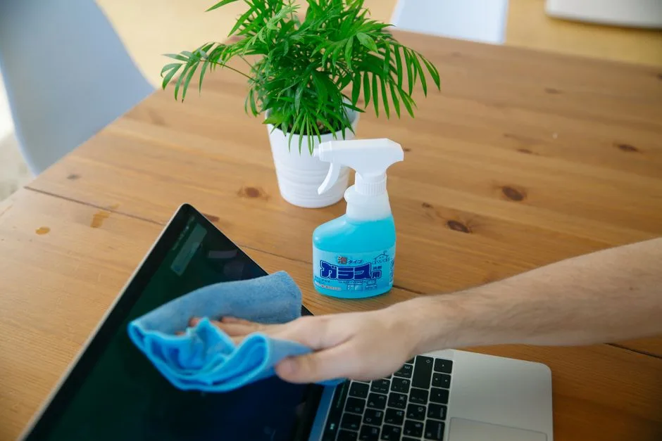 Jak usunąć klej z laptopa - 5 bezpiecznych metod