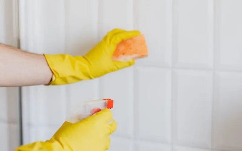 Jak skutecznie usunąć pleśń z fug w łazience? 5 domowych i chemicznych sposobów