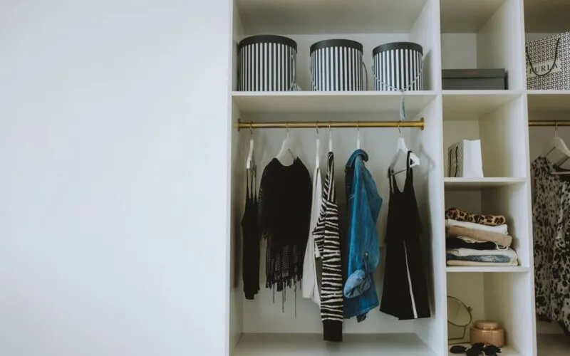 Garderoba w sypialni bez pomieszczenia? 7 sprawdzonych patentów