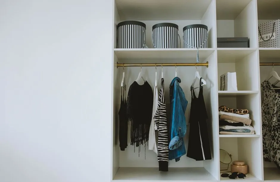 Garderoba w sypialni bez pomieszczenia? 7 sprawdzonych patentów
