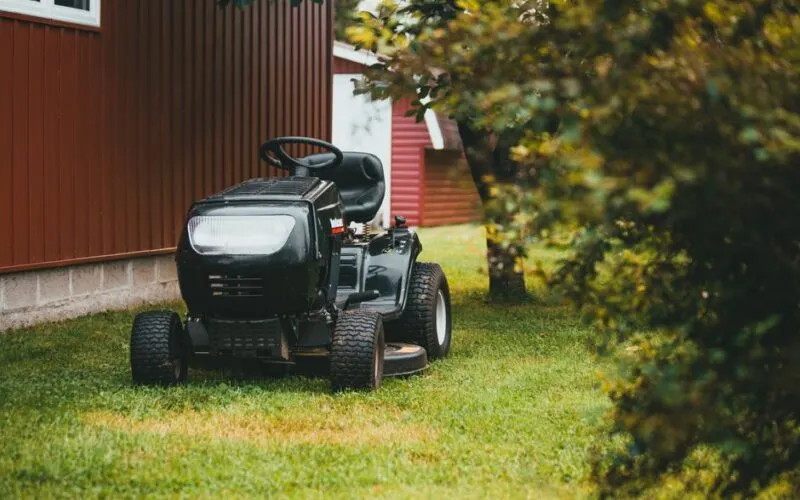 Kosiarka akumulatorowa, spalinowa czy robot? Porównanie kosztów i wydajności w 2026