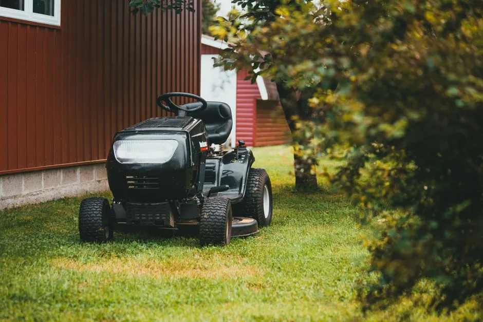 Kosiarka akumulatorowa, spalinowa czy robot? Porównanie kosztów i wydajności w 2026