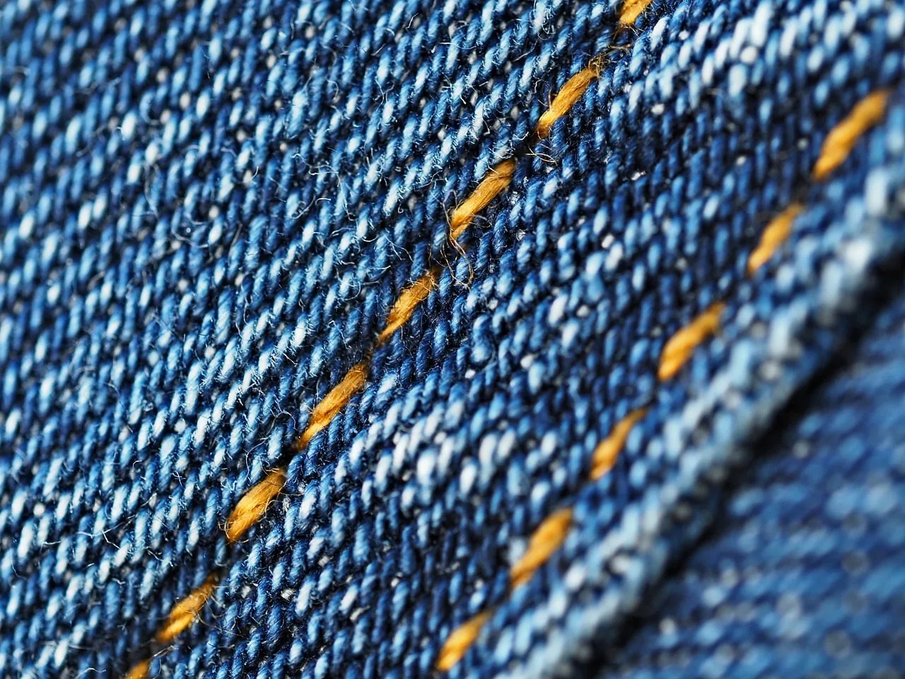 Pozbądź się kleju z jeansów - 5 metod bez ryzyka