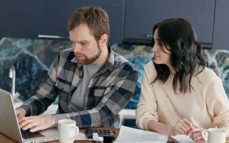 Wspólne konto czy osobne? 5 modeli finansowych dla par i ich wpływ na budżet domowy