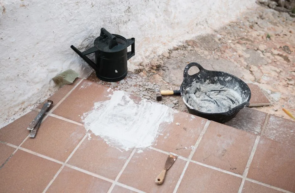 5 Skutecznych Sposobów: Jak Usunąć Stary Klej z Płytek Bez Uszkodzeń