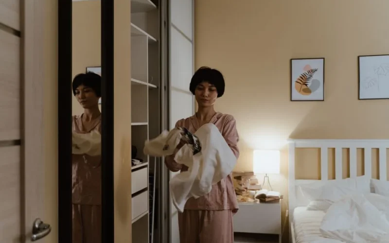 Jak zorganizować szafę metodą Marie Kondo? 7 kroków do idealnego porządku