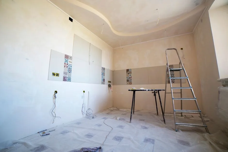 Uniknij zniszczenia sufitu - 5 farb do kasetonów styropianowych